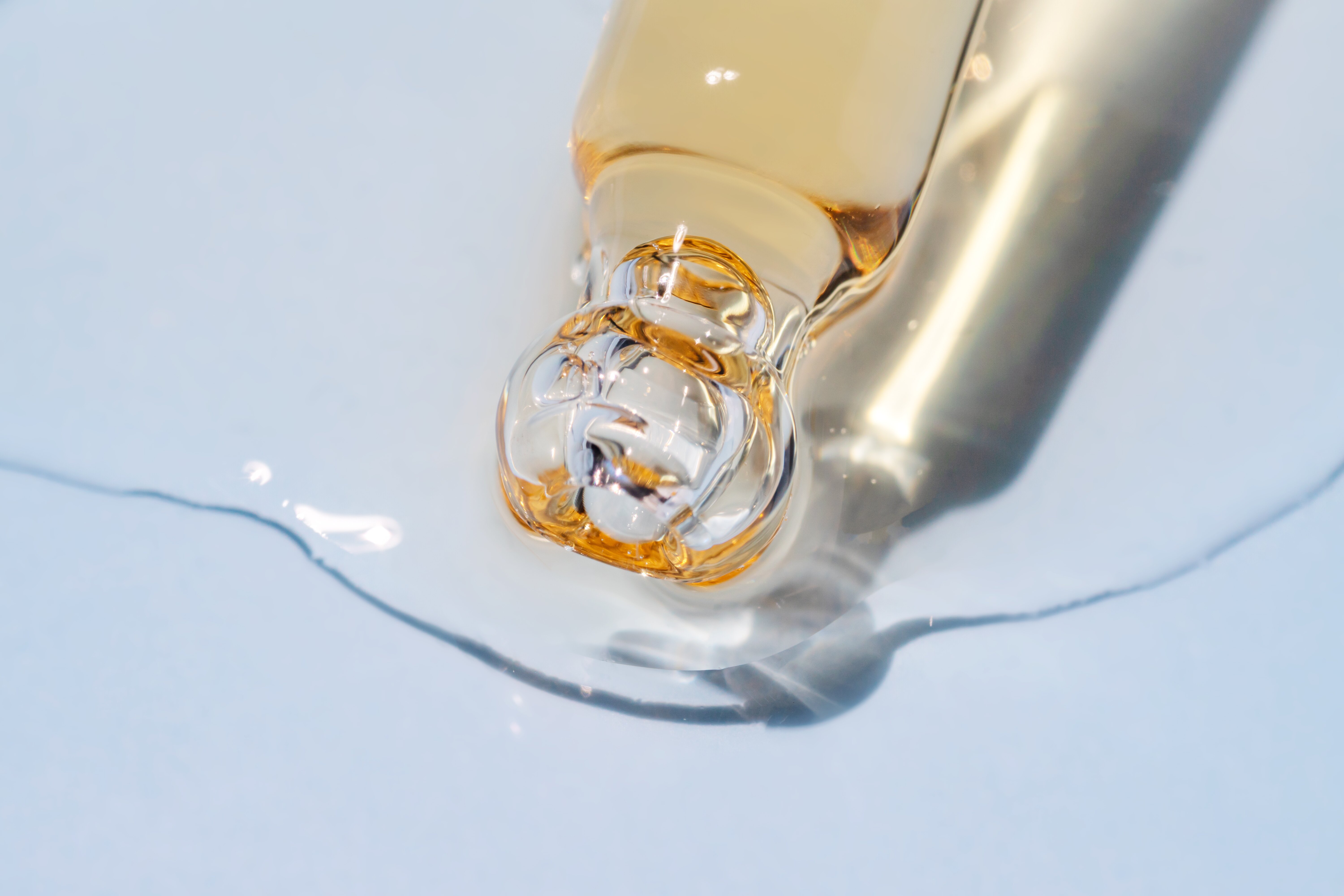 Retinol Öl aus einer Pipette für die Hauptpflege