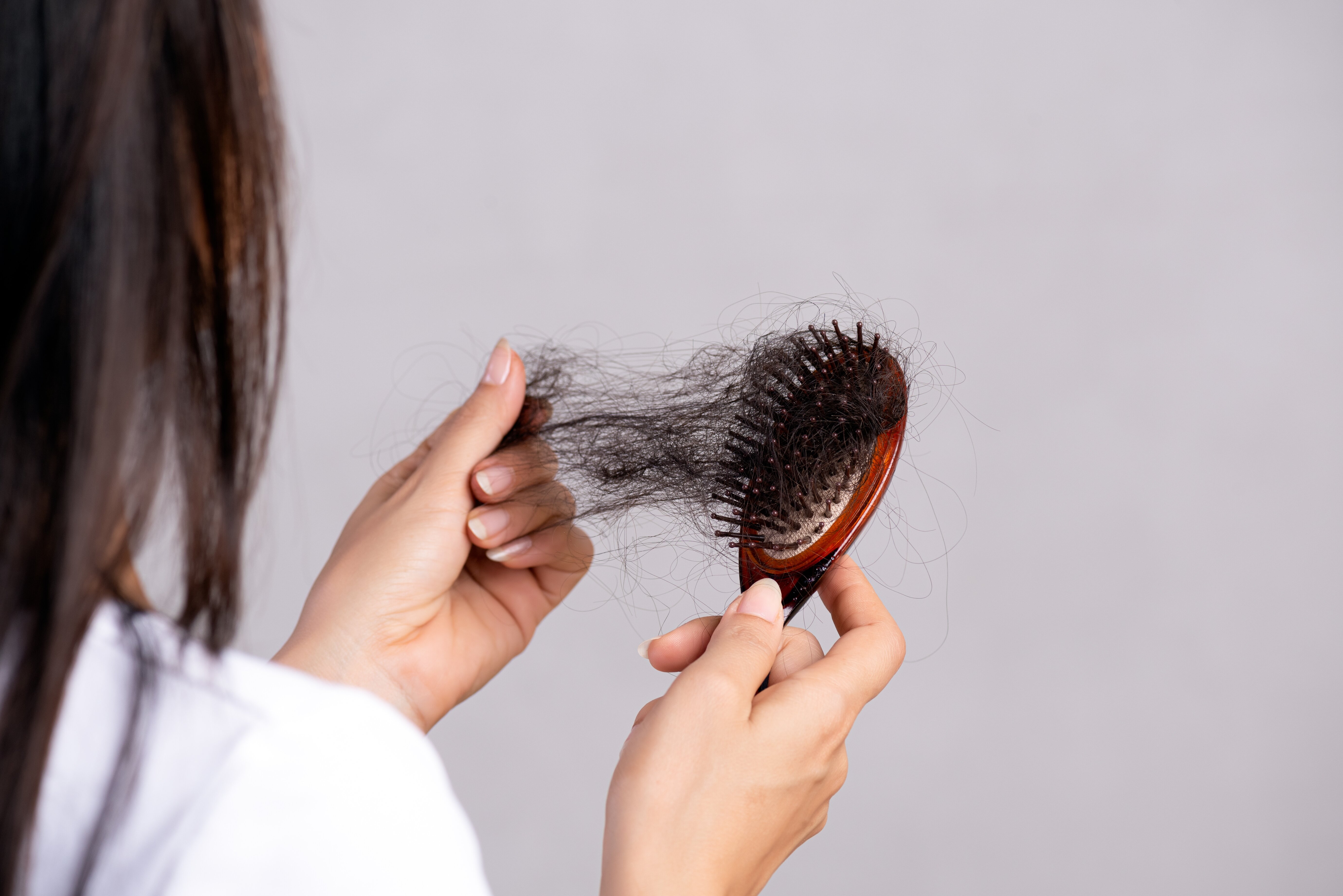 Saisonaler Haarausfall im Sommer: Ursachen & Tipps